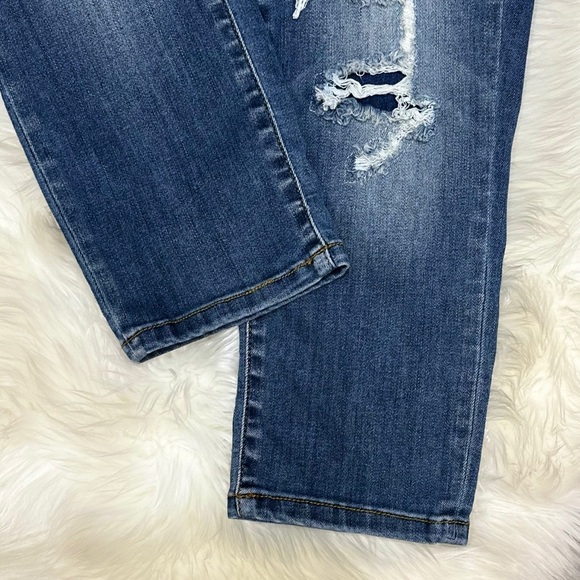 Judy Blue Capri Fit Distressed Jeans [1110] - Picture 4 of 8